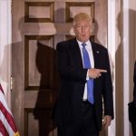 Tổn thương cho đồng USD khi ông Trump xa thải nhân sự